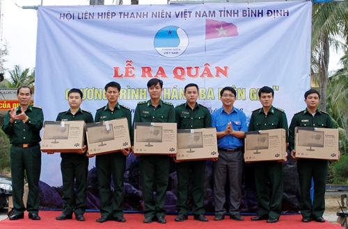 Anh Lương Đình Tiên - Phó Bí thư Tỉnh đoàn, Chủ tịch Hội LHTN Việt Nam tỉnh tặng 6 bộ máy vi tính cho các đồn biên phòng trên địa bàn tỉnh